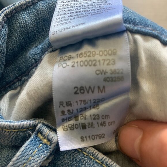 Levi's Signature Women’s Plus Size High Rise Ripped Denim Jeans - Picture 2 of 4